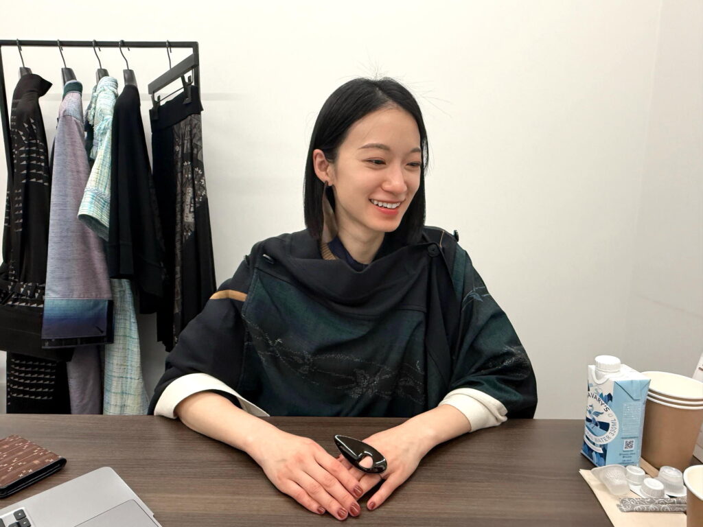 寺西モリーさん　　着用：石下結城紬KAMUIケープ